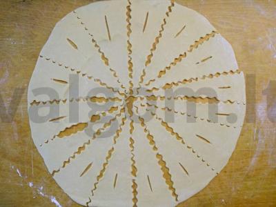 Klasikinis chvorostas su cukraus pudra keptuvėje Žingsnis 2