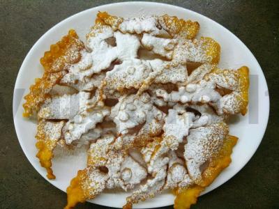 Klasikinis chvorostas su cukraus pudra keptuvėje pagrindine nuotrauka