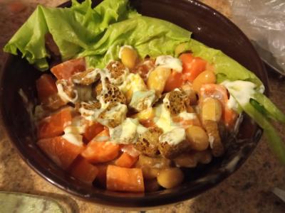 Vegetariškas traškus salotas „Prema“ su baltais pupelėmis pagrindine nuotrauka