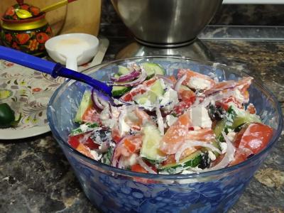 Graikiškas salotas su alyvuogėmis ir čili pipirais pagrindine nuotrauka