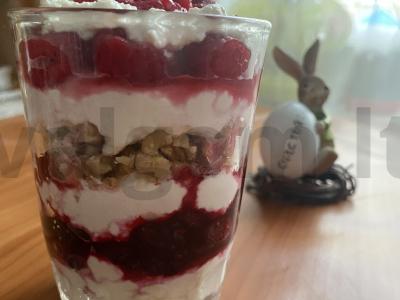 Varškės desertas su šaldytomis uogomis pagrindine nuotrauka