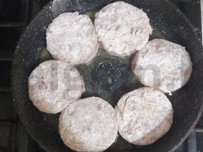 Menkių medalionai miltų apvalkale Žingsnis 2