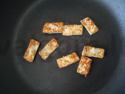 Salotos su rukola, braškėmis ir halumi Žingsnis 1