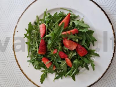 Salotos su rukola, braškėmis ir halumi Žingsnis 2
