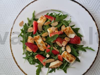 Salotos su rukola, braškėmis ir halumi Žingsnis 3