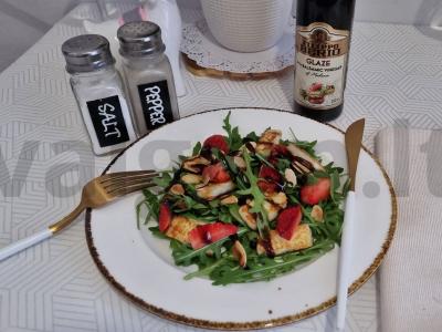 Salotos su rukola, braškėmis ir halumi pagrindine nuotrauka