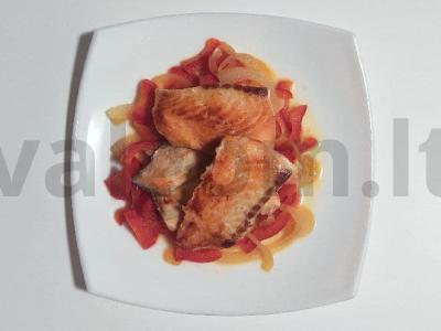 Namų lašišos filė, troškinta su daržovėmis kokosų piene pagrindine nuotrauka