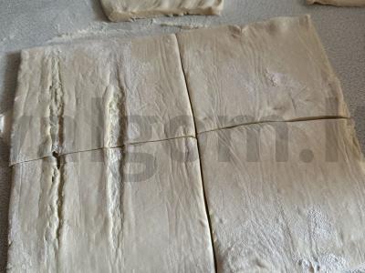 Sluoksniuota tešla su abrikosų uogiene Žingsnis 1