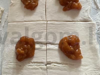 Sluoksniuota tešla su abrikosų uogiene Žingsnis 2