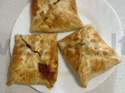 Sluoksniuota tešla su abrikosų uogiene pagrindine nuotrauka