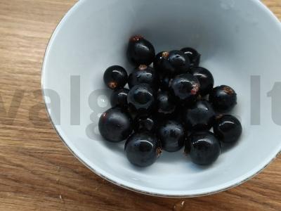 Pieno kokteilis su serbentais ir vyšnių sultimis Žingsnis 1