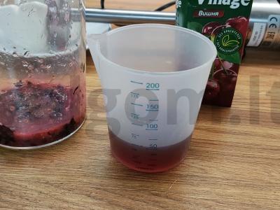 Pieno kokteilis su serbentais ir vyšnių sultimis Žingsnis 4