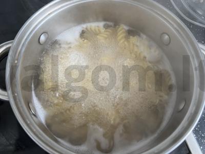 Kepti makaronai su vištiena ir marinuotais paprikais Žingsnis 4