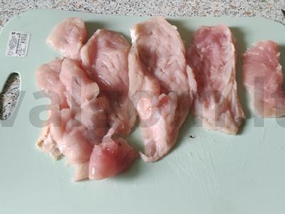 Vištienos krūtinėlė su ananasais Žingsnis 1