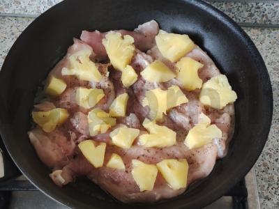 Vištienos krūtinėlė su ananasais Žingsnis 4