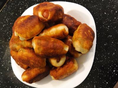 Kepti pyragėliai su dešrelėmis pagrindine nuotrauka