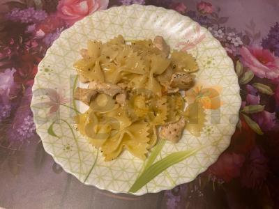 Farfalle su vištienos filė ir baziliku pagrindine nuotrauka