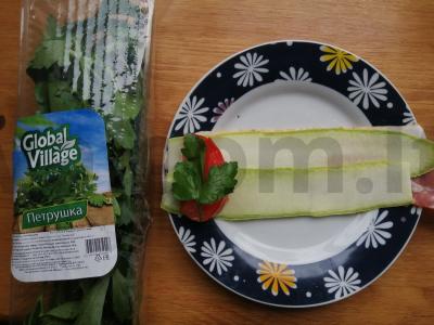 Bakonų ir cukinijų ritinėliai Žingsnis 5