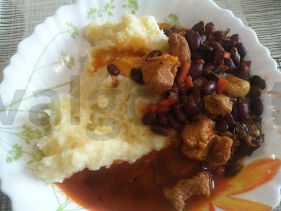 Puikus troškintas mėsa su pupelėmis ir grybais pagrindine nuotrauka