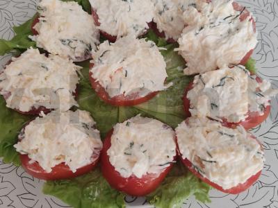 Pomidorų užkandis su sūriu ir česnaku pagrindine nuotrauka