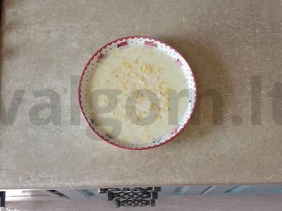 Kukurūzų košė su pienu ir sviestu pusryčiams pagrindine nuotrauka