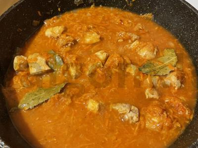 Kiaulienos guliašas ant grikių miltų pagrindine nuotrauka