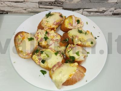 Karšti sumuštiniai su geltonais pomidorais ir kumpiu pagrindine nuotrauka