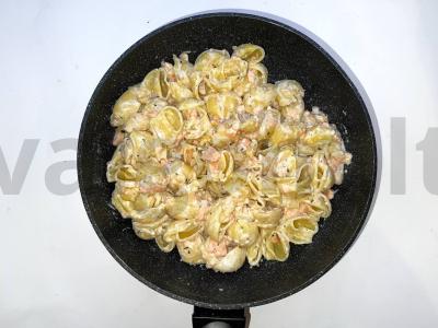 Švelnūs makaronai su grietinėlėmis ir upėtakiu Žingsnis 5