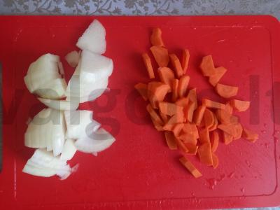 Troškinti kiaulienos šonkauliai su bulvėmis ir morkomis Žingsnis 3