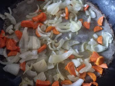 Troškinti kiaulienos šonkauliai su bulvėmis ir morkomis Žingsnis 4