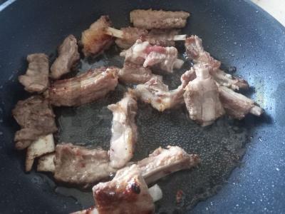 Troškinti kiaulienos šonkauliai su bulvėmis ir morkomis Žingsnis 5