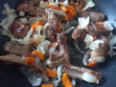 Troškinti kiaulienos šonkauliai su bulvėmis ir morkomis Žingsnis 6