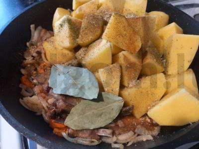 Troškinti kiaulienos šonkauliai su bulvėmis ir morkomis Žingsnis 7