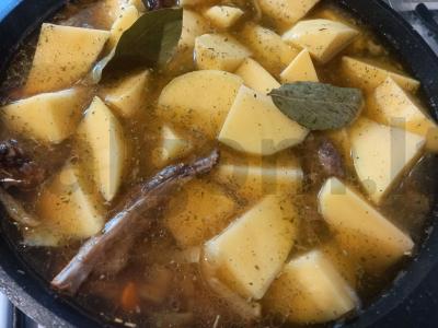 Troškinti kiaulienos šonkauliai su bulvėmis ir morkomis Žingsnis 8