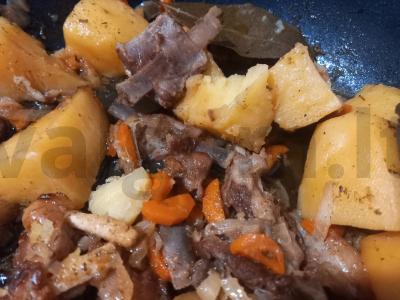 Troškinti kiaulienos šonkauliai su bulvėmis ir morkomis pagrindine nuotrauka