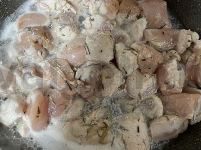 Vištienos krūtinėlė grietinėlės padaže su ryžiais Žingsnis 4