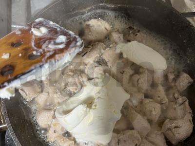 Vištienos krūtinėlė grietinėlės padaže su ryžiais Žingsnis 5