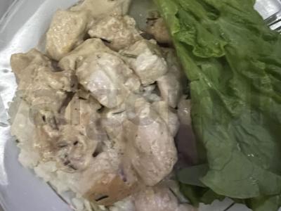 Vištienos krūtinėlė grietinėlės padaže su ryžiais pagrindine nuotrauka