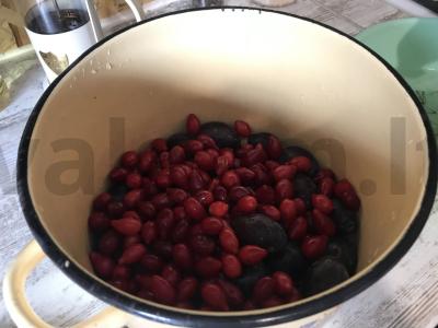 Kizilo, persikų ir slyvų kompotas Žingsnis 1