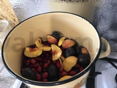 Kizilo, persikų ir slyvų kompotas Žingsnis 2