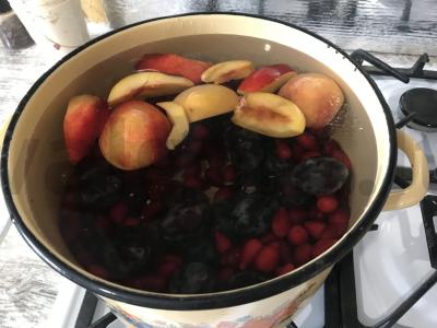 Kizilo, persikų ir slyvų kompotas Žingsnis 3