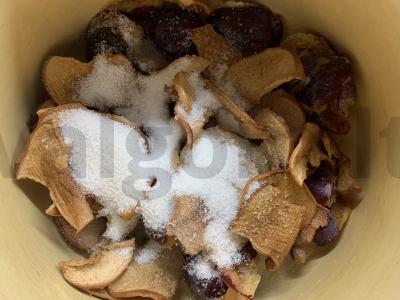 Džiovintų vaisių ir šaldytų slyvų kompotas Žingsnis 1