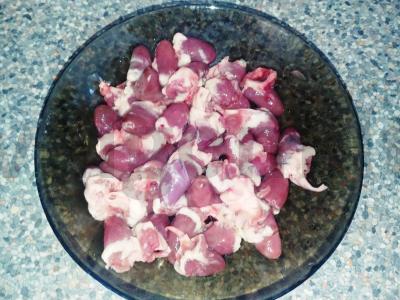 Vištienos širdelės pomidorų padaže su saldžiaisiais pipirais Žingsnis 1