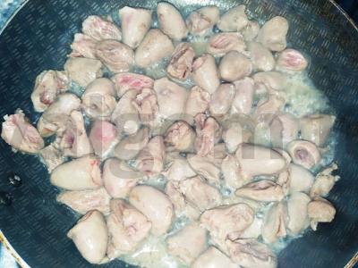 Vištienos širdelės pomidorų padaže su saldžiaisiais pipirais Žingsnis 6