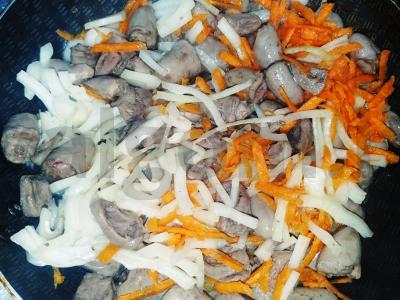 Vištienos širdelės pomidorų padaže su saldžiaisiais pipirais Žingsnis 9