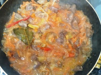 Vištienos širdelės pomidorų padaže su saldžiaisiais pipirais Žingsnis 12