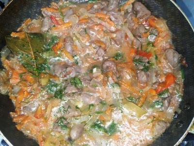 Vištienos širdelės pomidorų padaže su saldžiaisiais pipirais Žingsnis 13