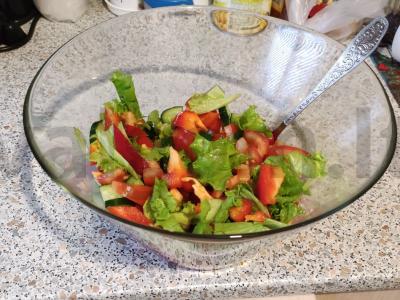 Pavasario salotos iš šviežių daržovių pagrindine nuotrauka