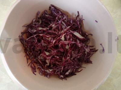 Sotūs sultingas salotas iš raudonos kopūsto, svogūno ir granato Žingsnis 1