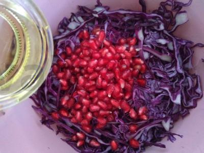 Sotūs sultingas salotas iš raudonos kopūsto, svogūno ir granato Žingsnis 2